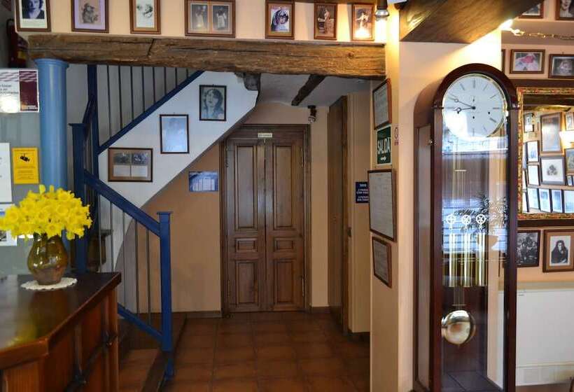 هتل Hostal Santa Agueda