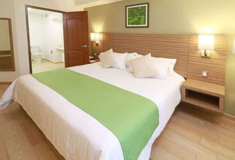 هتل Wyndham Garden Monterrey Valle Real