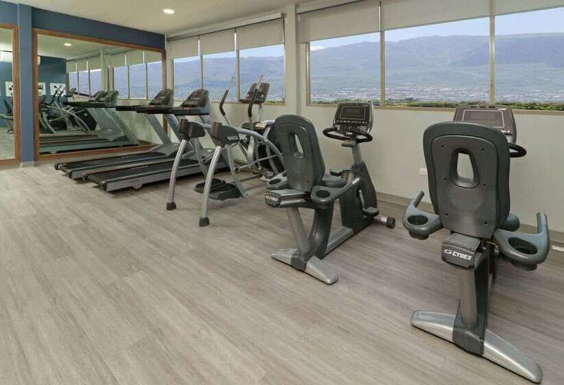 هتل Wyndham Garden Monterrey Valle Real