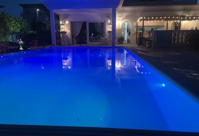 تختخواب و صبحانه White House Luxury Hospitality