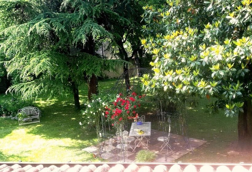 تختخواب و صبحانه Fiori Di Maggio
