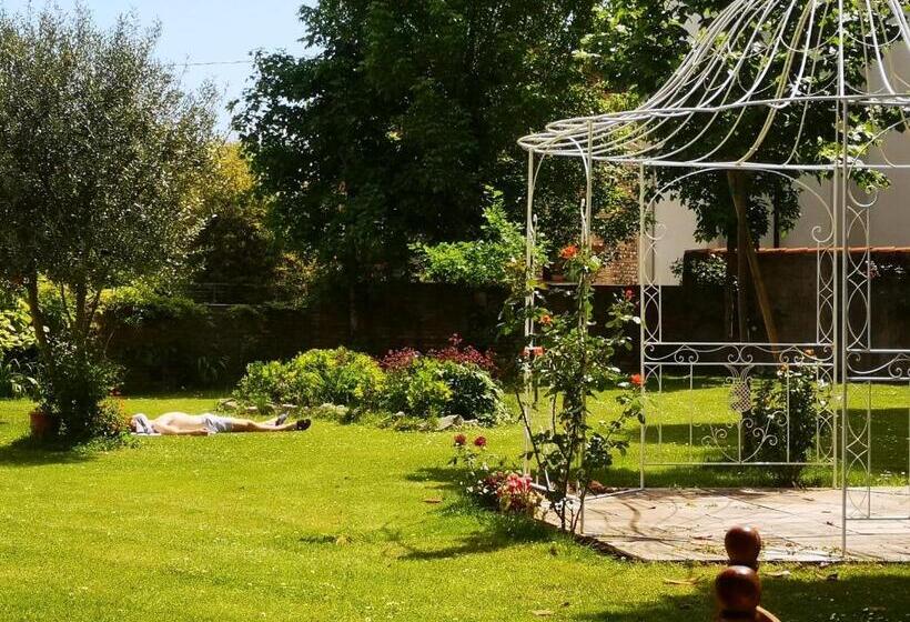 تختخواب و صبحانه Fiori Di Maggio