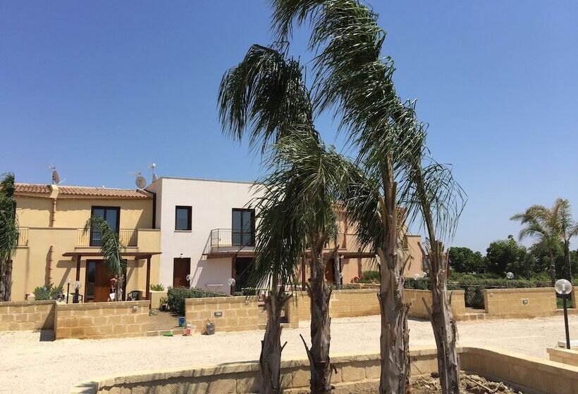 مسافرخانه Herons Bay Resort