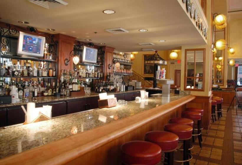 هتل Astor Crowne Plaza  Corner Of Bourbon Street