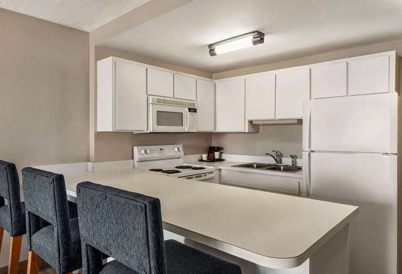 Отель Days Inn By Wyndham Cocoa Beach Port Canaveral