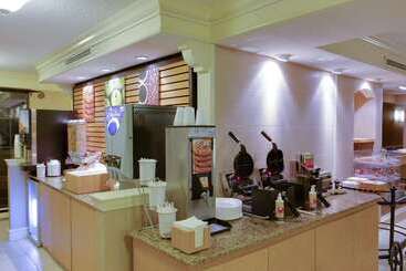 هتل La Quinta Inn By Wyndham Pittsburgh Airport