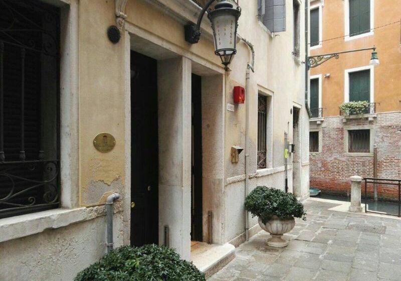 هتل Suites Torre Dell Orologio