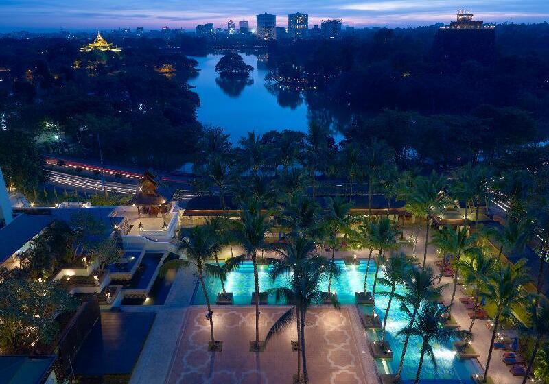 هتل Chatrium Royal Lake Yangon