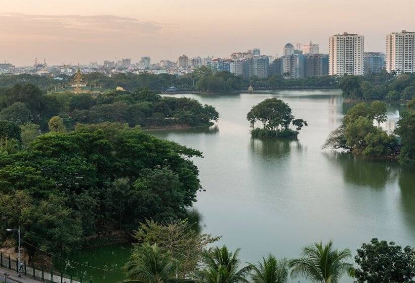 هتل Chatrium Royal Lake Yangon