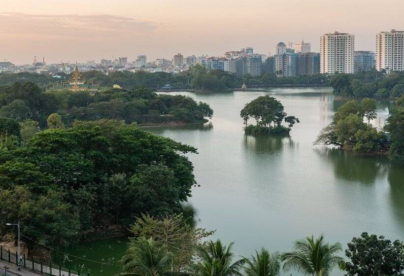 هتل Chatrium  Royal Lake Yangon