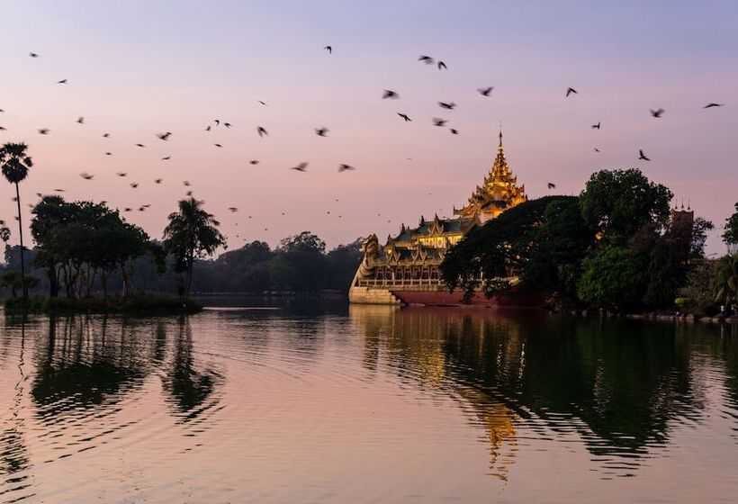 هتل Chatrium  Royal Lake Yangon