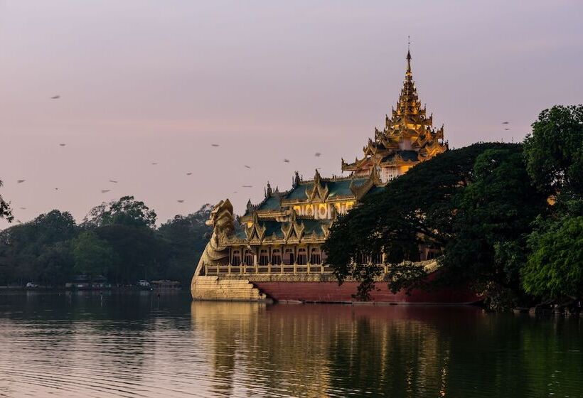 هتل Chatrium  Royal Lake Yangon