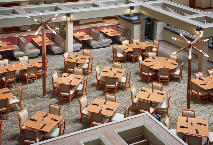 هتل Doubletree By Hilton Fresno Convention Center