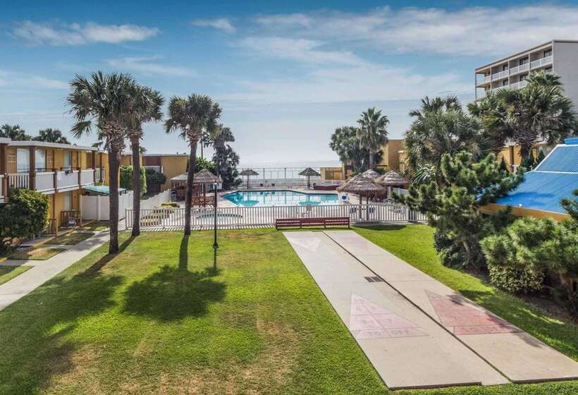 هتل Quality Inn & Suites On The Beach