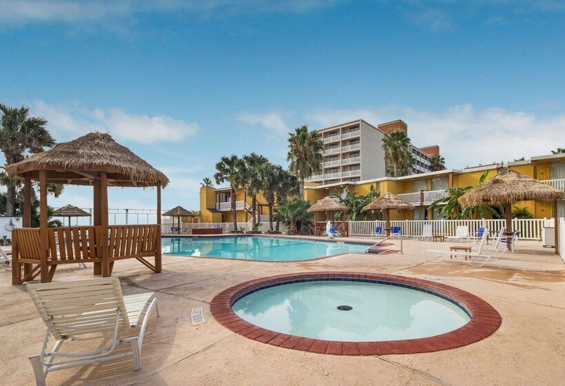 هتل Quality Inn & Suites On The Beach