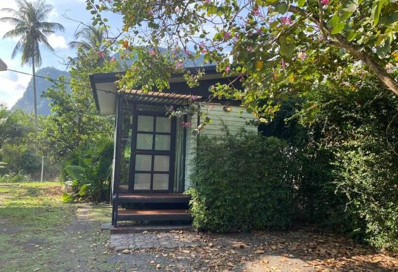 Baan Rim Nam Resort