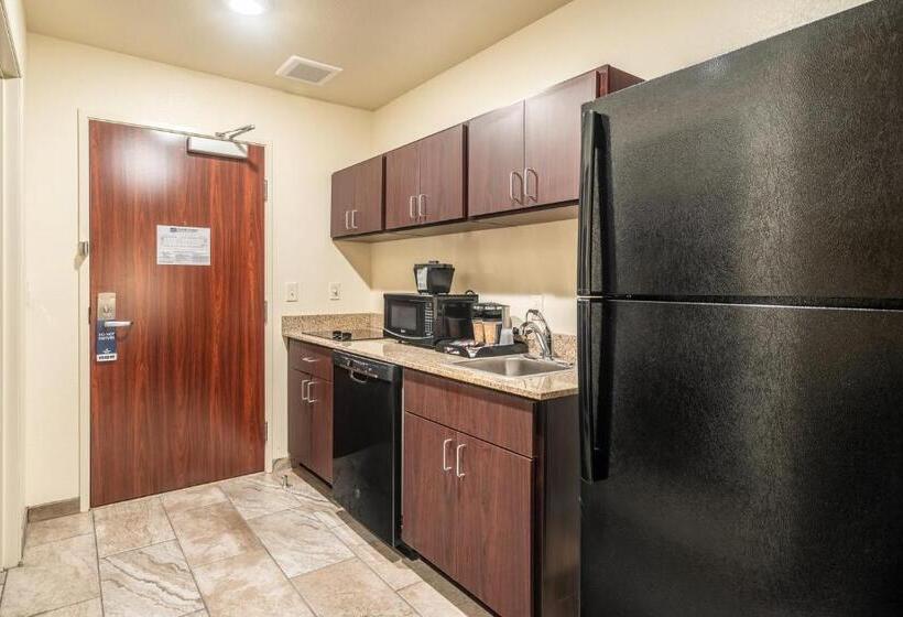 Cobblestone Hotel & Suites   Newport