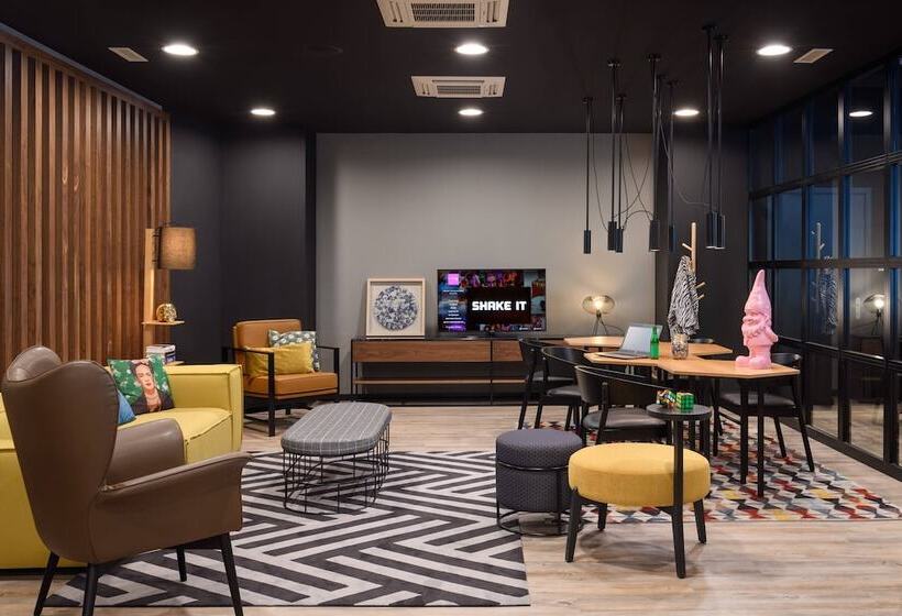 Отель Moxy Lisboa Oriente