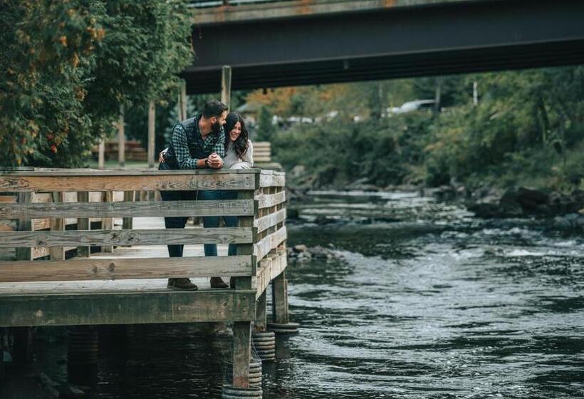 Hotel Saranac Waterfront Lodge