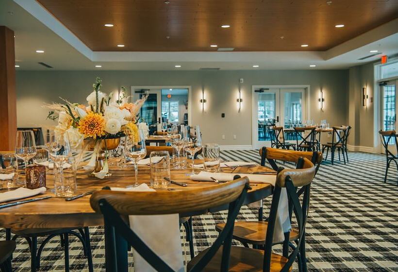 هتل Voco Saranac Lake Ny Waterfront, An Ihg