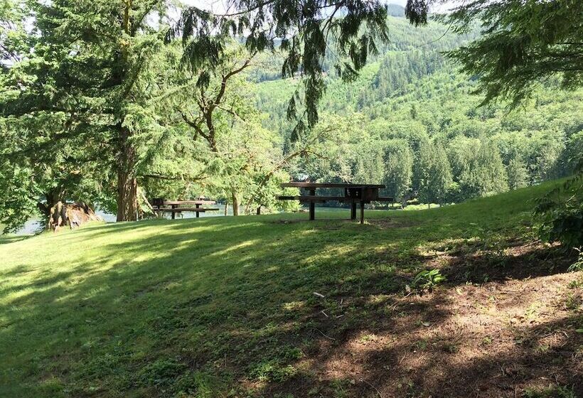 83mf   Lakeside   Hot Tub   Wifi   Bbq   Dock   Sleeps 4 No Pets