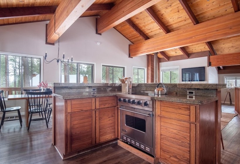 Tarly  Serene Cabin W Two Patios & Hot Tub In Incline Village