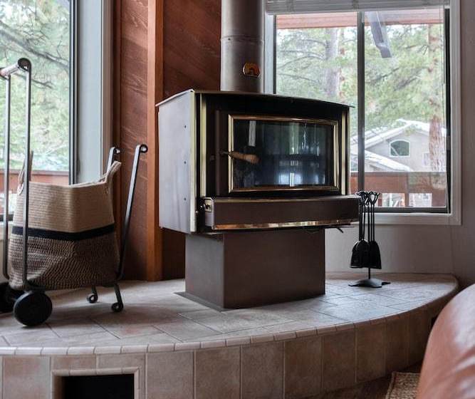 Tarly  Serene Cabin W Two Patios & Hot Tub In Incline Village