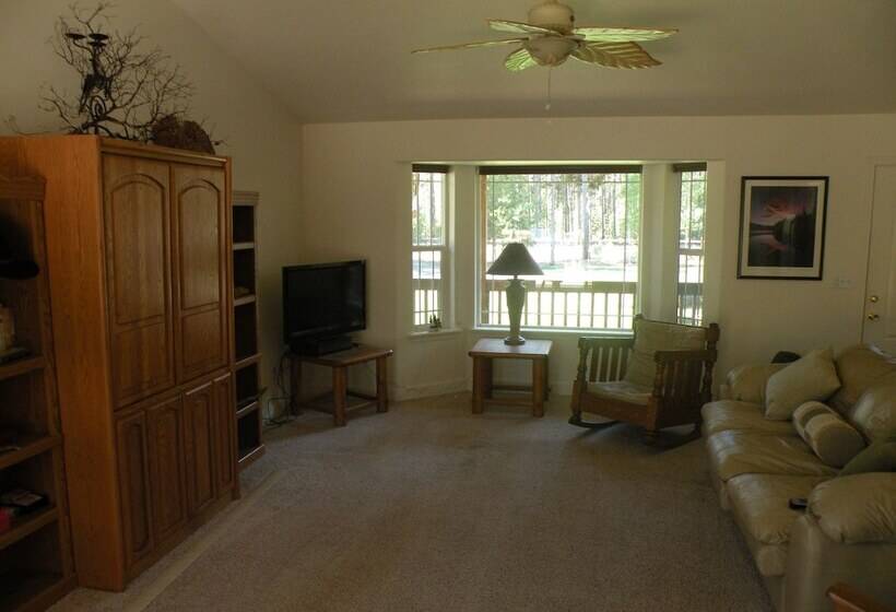 The Cozy Cabin Lapine