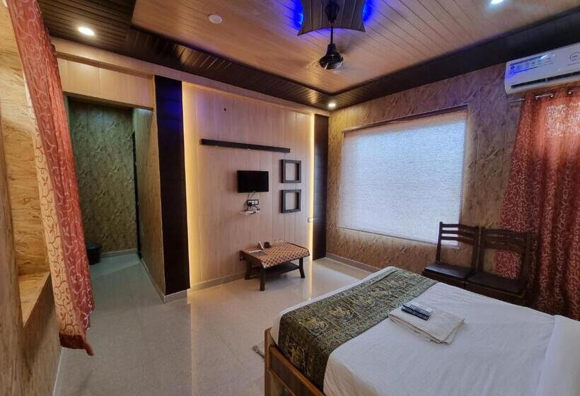 فندق Bundeli Farm Resort & Banquet Orchha