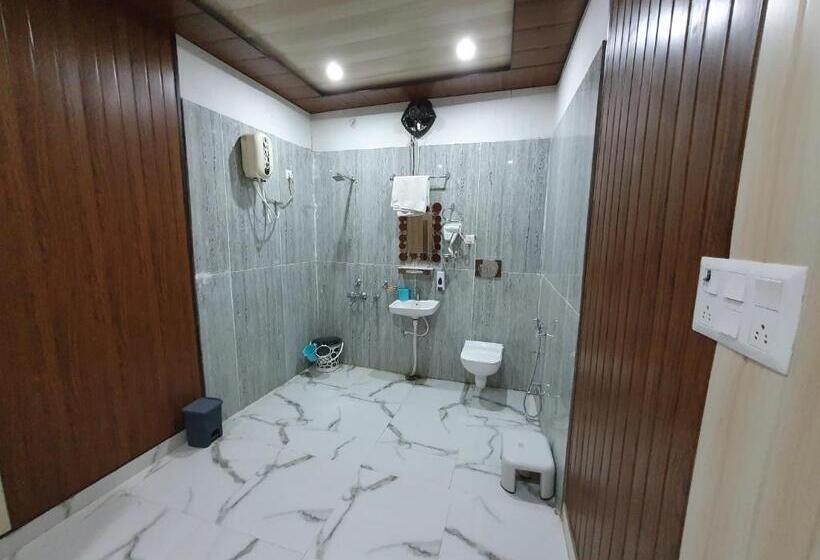 فندق Bundeli Farm Resort & Banquet Orchha