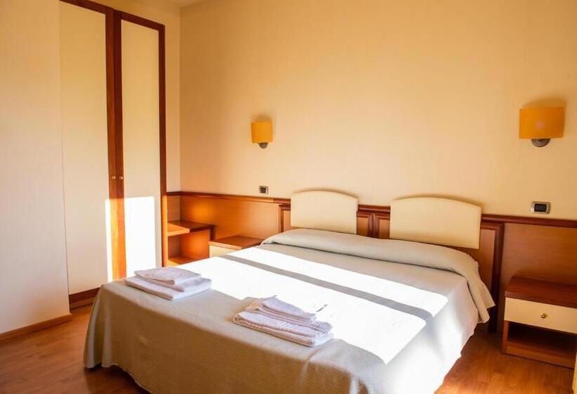 בית מלון כפרי Ostello Settecolli Sport