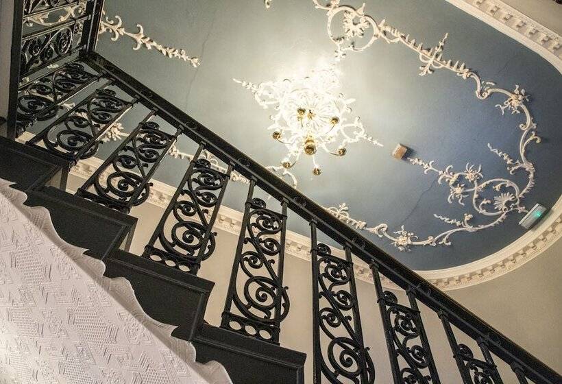 هتل Arnos Manor