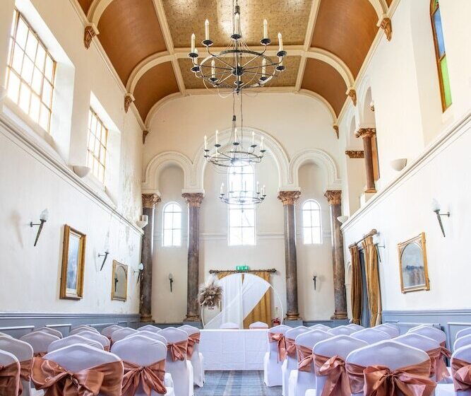 هتل Arnos Manor