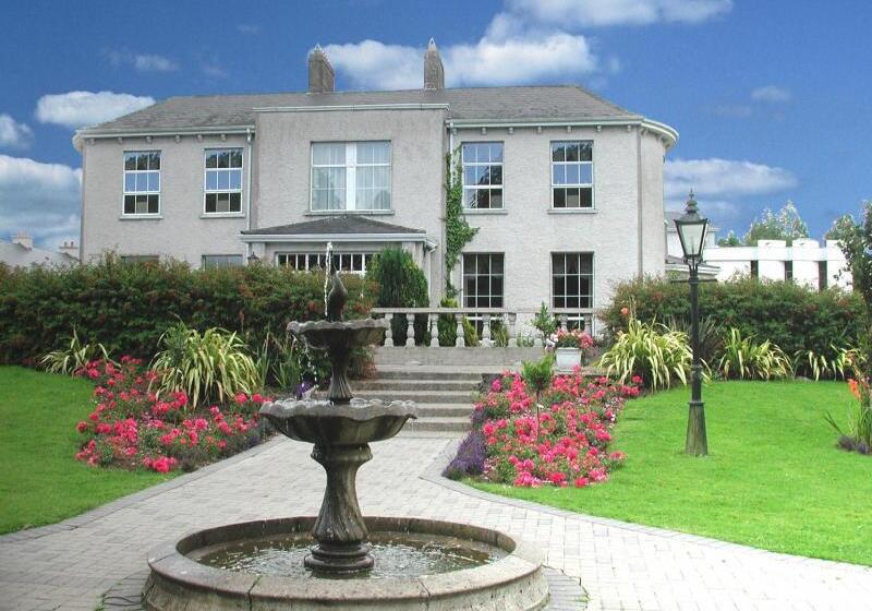 هتل Castle Oaks House