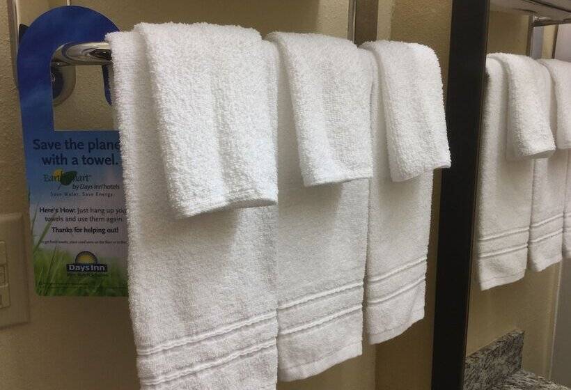 هتل Days Inn By Wyndham Greenwood Sc
