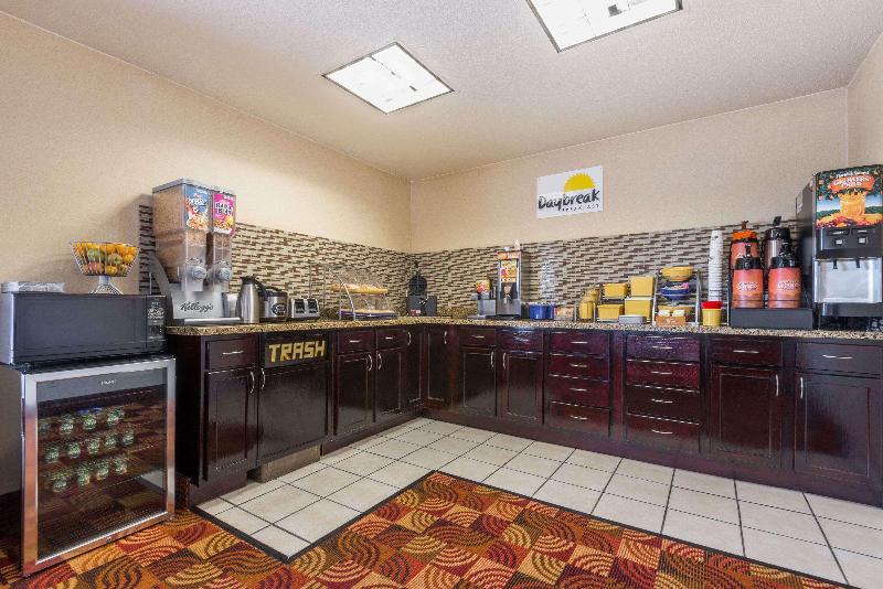 בית מלון כפרי Days Inn By Wyndham Muncie Ball State University