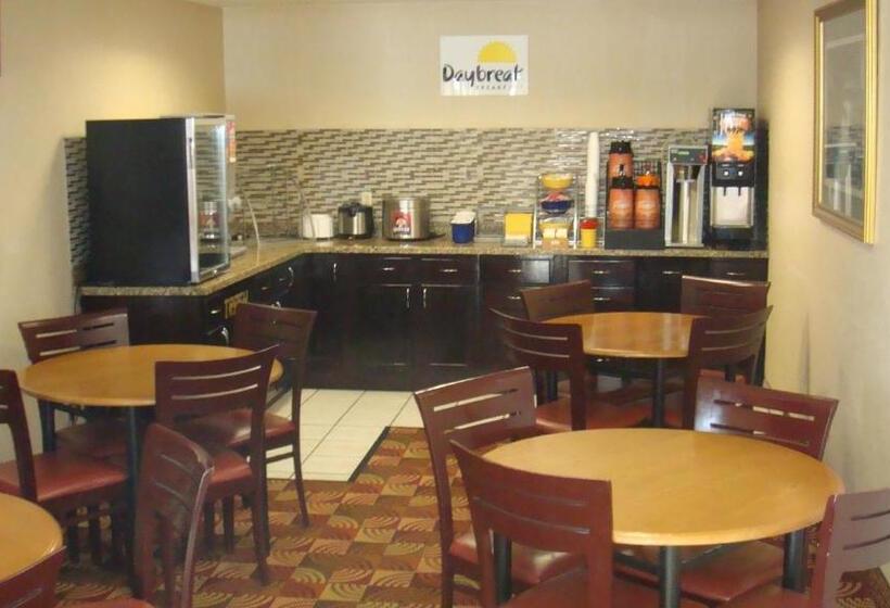 בית מלון כפרי Days Inn By Wyndham Muncie Ball State University