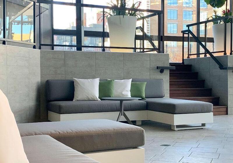 هتل Doubletree By Hilton Montreal
