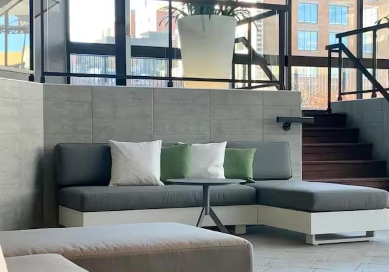 هتل Doubletree By Hilton Montreal