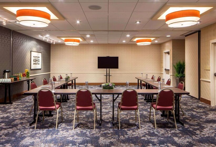 בית מלון כפרי Doubletree Suites By Hilton Minneapolis Downtown