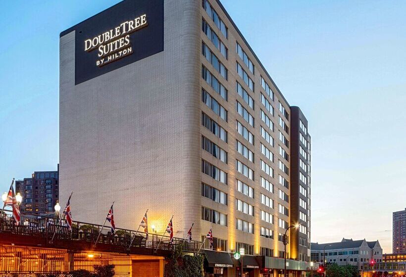 בית מלון כפרי Doubletree Suites By Hilton Minneapolis Downtown