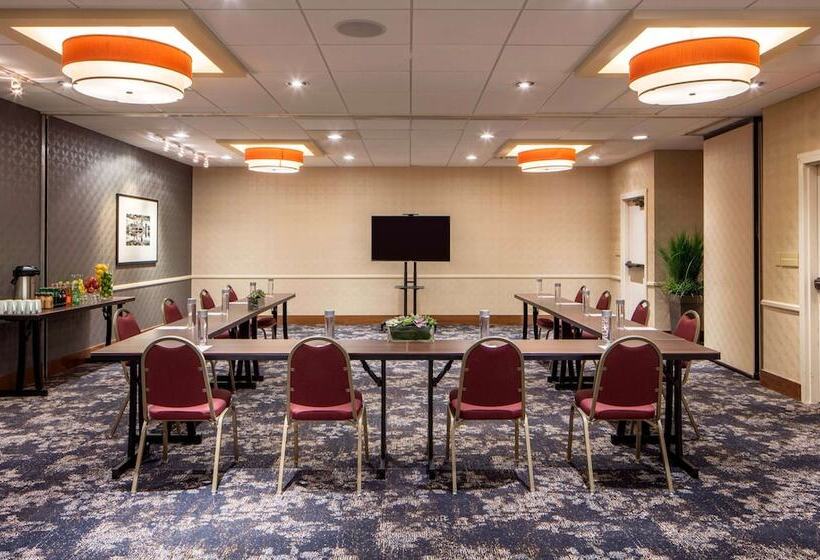 בית מלון כפרי Doubletree Suites By Hilton Minneapolis Downtown