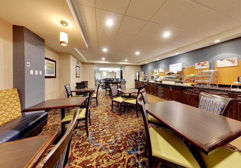 هتل Holiday Inn Express  & Suites  Edmonton International Airport