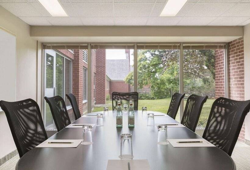 هتل Ivey Spencer Leadership Centre