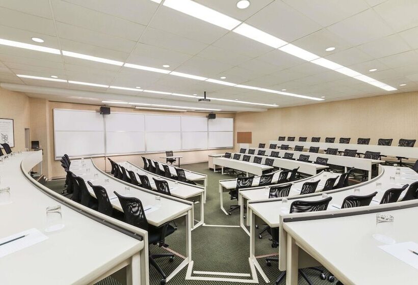 هتل Ivey Spencer Leadership Centre