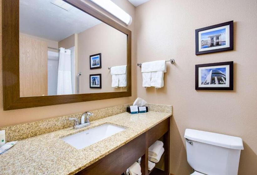 هتل Quality Inn I70 Near Kansas Speedway