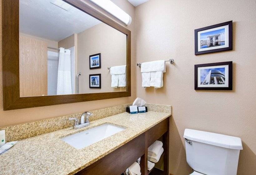 هتل Quality Inn I70 Near Kansas Speedway