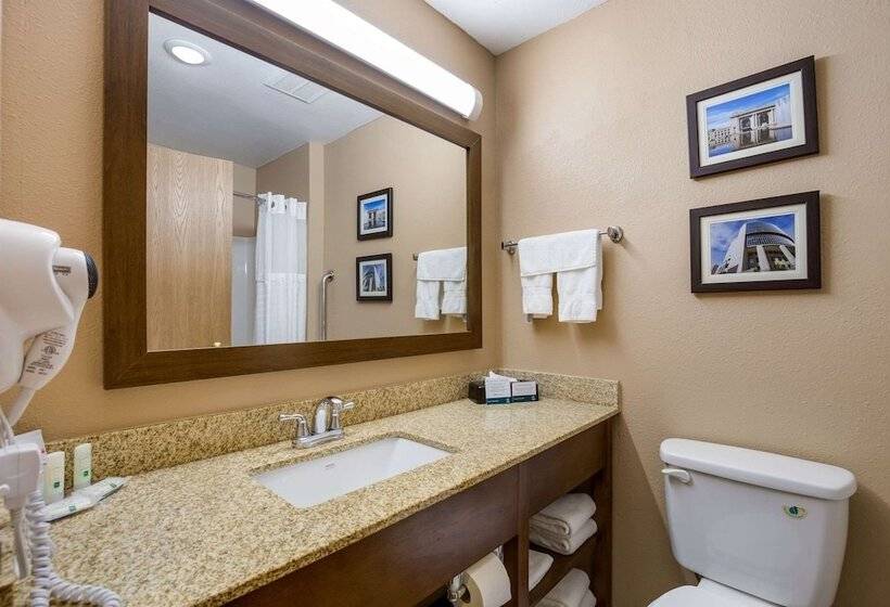 هتل Quality Inn I70 Near Kansas Speedway