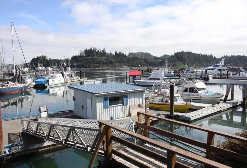 هتل Quarterdeck Inn Port Hardy