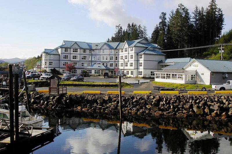 هتل Quarterdeck Inn Port Hardy